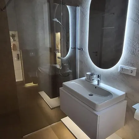 Ilaria, With A Royal Touch オパティヤ